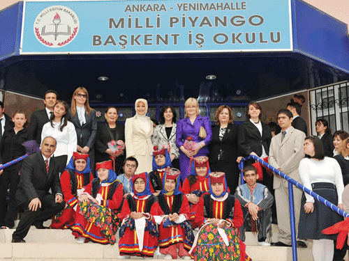 Bayan Gül, Konuk Devlet Başkanlarının Eşleriyle Zihinsel Engelliler İş Okulu'nu Ziyaret Etti